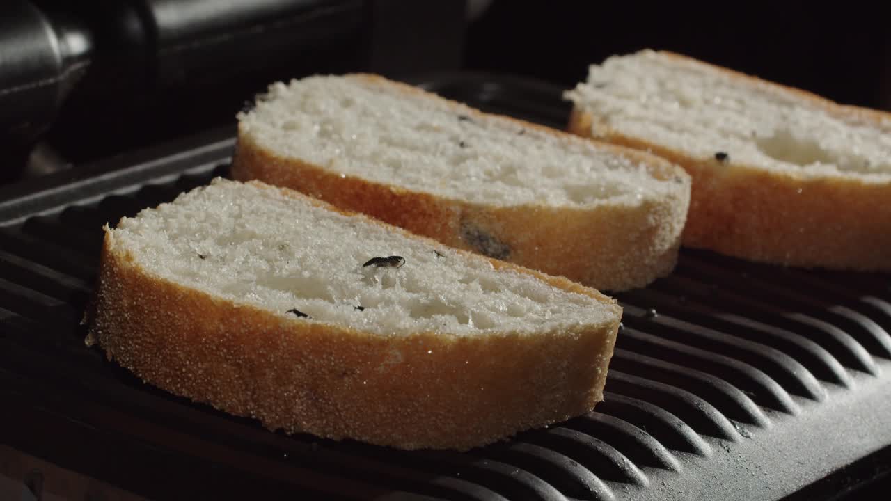 将新鲜芳香的面包片放入预热的烤架中。