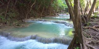 四面瀑布的七个阶段汇编在北碧府BKK泰国曼谷国家公园的山脉中，可爱的绿松石蓝色奶油般的水，郁郁葱葱的树木，光滑的岩层