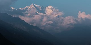 云移动的喜马拉雅山脉的时间推移，而蓝天在Kedarnath寺的背景，位于印度北阿坎德邦曼达基尼河附近的加尔瓦尔喜马拉雅山脉