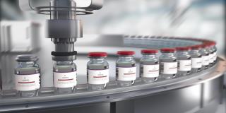 制药生产设备。SARS-COV-2新型冠状病毒疫苗在实验室大规模生产。在研究实验室里，安瓿沿着制药输送带移动。循环帧。