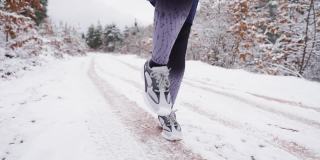 冬季健身跑步女人