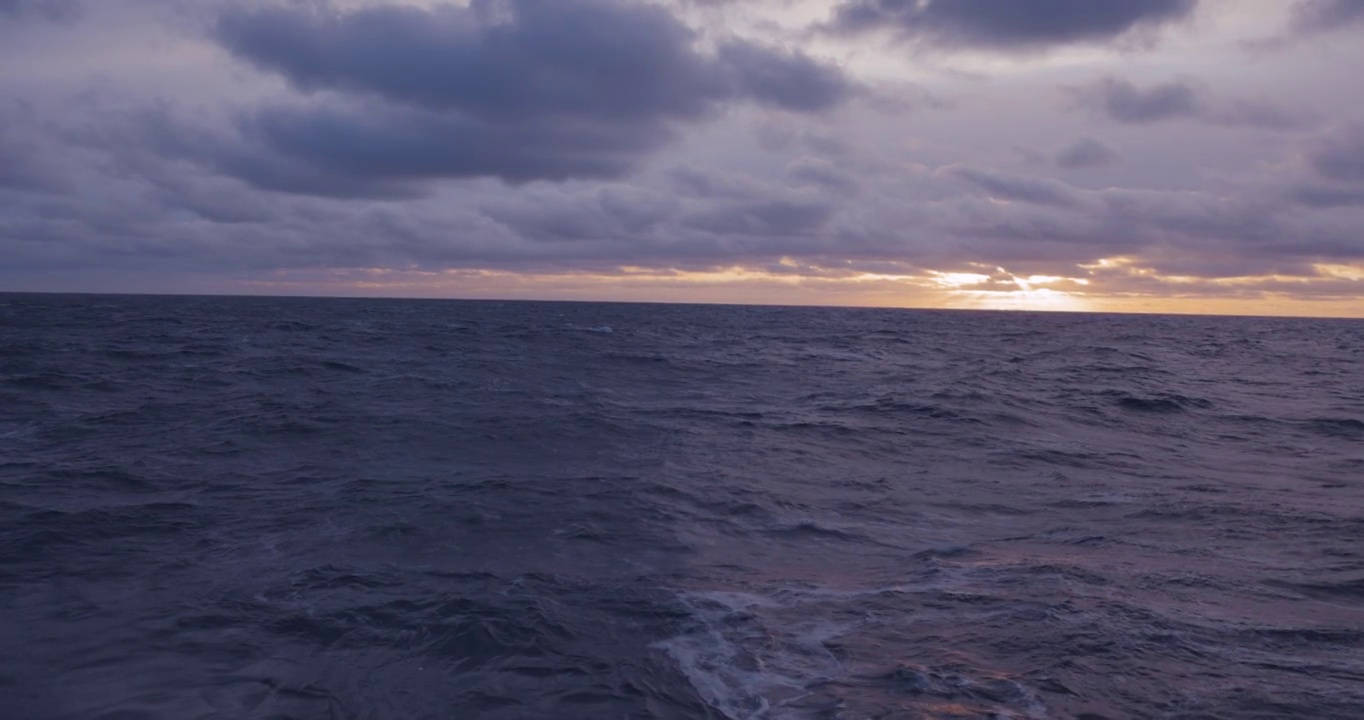 从船上俯瞰波涛汹涌的大海，开阔的海洋呈现出壮丽的色彩