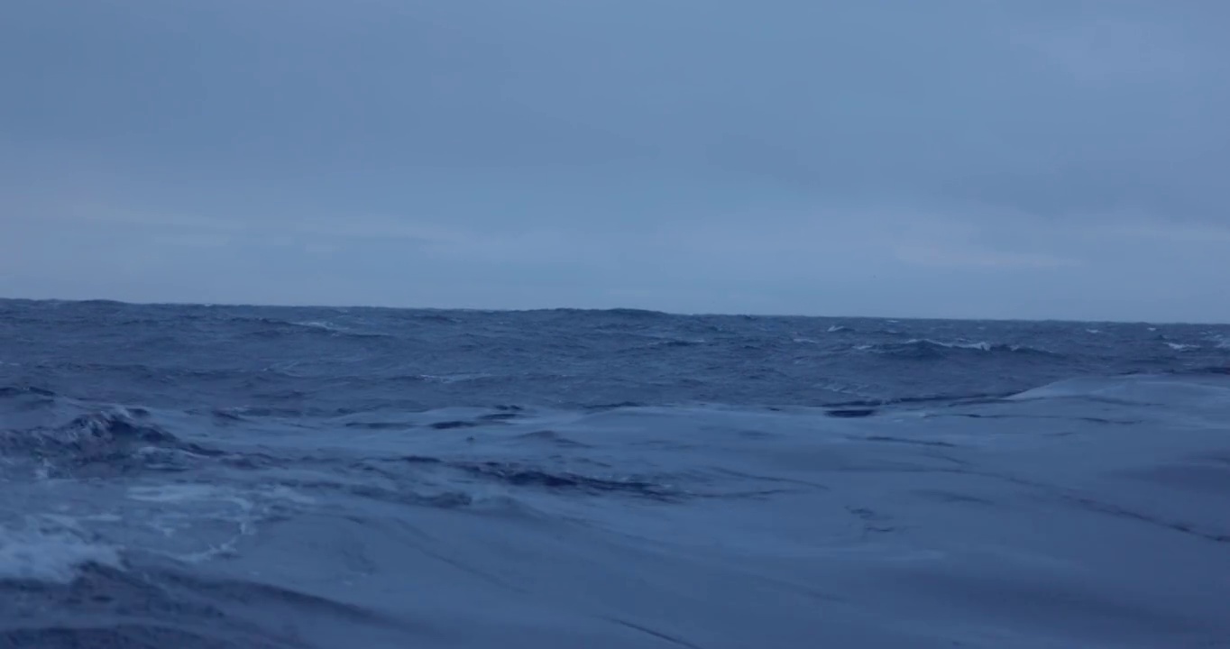 在波涛汹涌的大海上，从船上观看大海的波涛