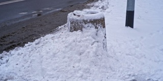 城市街道混凝土公共垃圾箱被大雪覆盖的垃圾箱在强烈的冬季降雪暴风雪