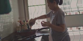 准备食物的高级妇女。