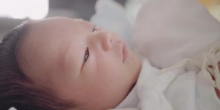 靠近宝宝的脸，亚洲妈妈准备给0-1个月的宝宝换尿布。