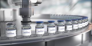 实验室大规模生产SARS-COV-2新型冠状病毒疫苗，在研究实验室的药品输送带上移动贴有品牌标签的瓶子。抗SARS-CoV-2的药物，可循环的视频