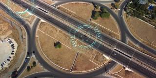 无人机拍摄:自动驾驶汽车穿过城市。概念:人工智能扫描周围环境，检测车辆、行人，避免交通堵塞，安全驾驶。