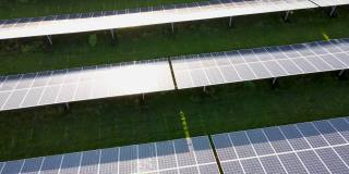 无人机拍摄的太阳能电池板。荷兰Dordrecht的太阳能公园。可再生能源。克雷斯坦区公园，4K分辨率。