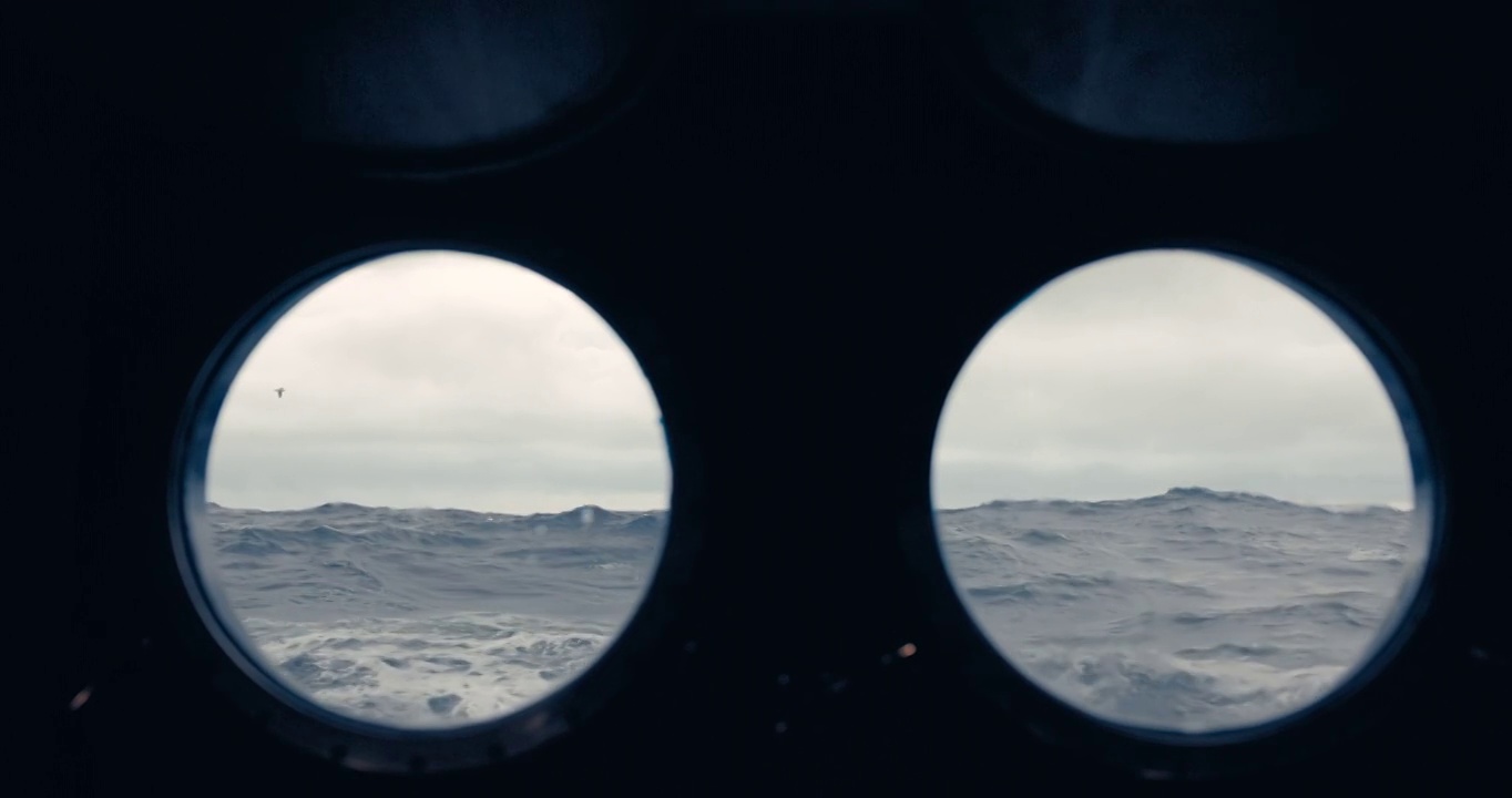 从船的舷窗向广阔的海洋眺望大海