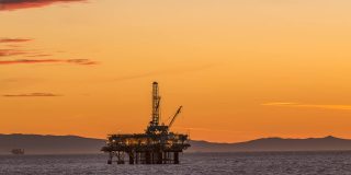 黄昏时的海上石油平台