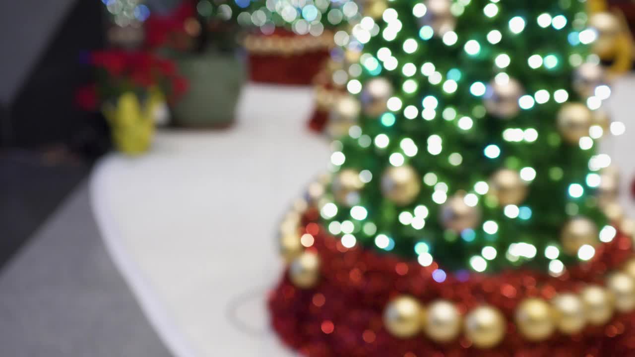 一棵挂着许多灯泡的圣诞树挂在室内。这些是用来做圣诞装饰的。从底部向顶部倾斜射击。的焦点。