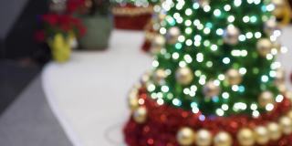 一棵挂着许多灯泡的圣诞树挂在室内。这些是用来做圣诞装饰的。从底部向顶部倾斜射击。的焦点。