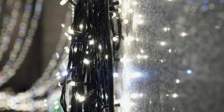 许多发光的LED灯泡在室内。这些是用来做圣诞装饰的。卡车从右向左射击。焦点在前面，背景模糊了。主题在右边。