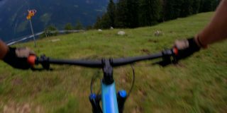 第一人称视角在瑞士阿尔卑斯山骑山地自行车。胸装动作摄像机