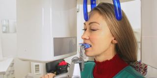 在现代实验室牙科诊所，医生对牙齿和颌部进行三维x光机三维数字扫描仪的成像。电脑牙科诊断