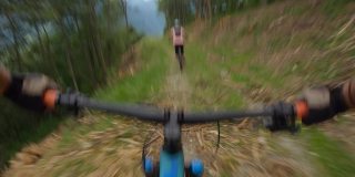 年轻夫妇骑自行车穿过山道。胸部安装相机POV