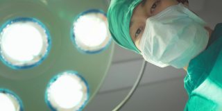 抢救，医疗团队在现代手术室进行外科手术
