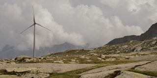 山口上的风力涡轮机，瑞士的可再生能源