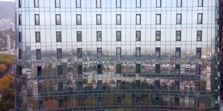 玻璃摩天大楼和城市映像