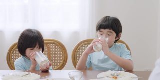 儿子一起竞争喝牛奶