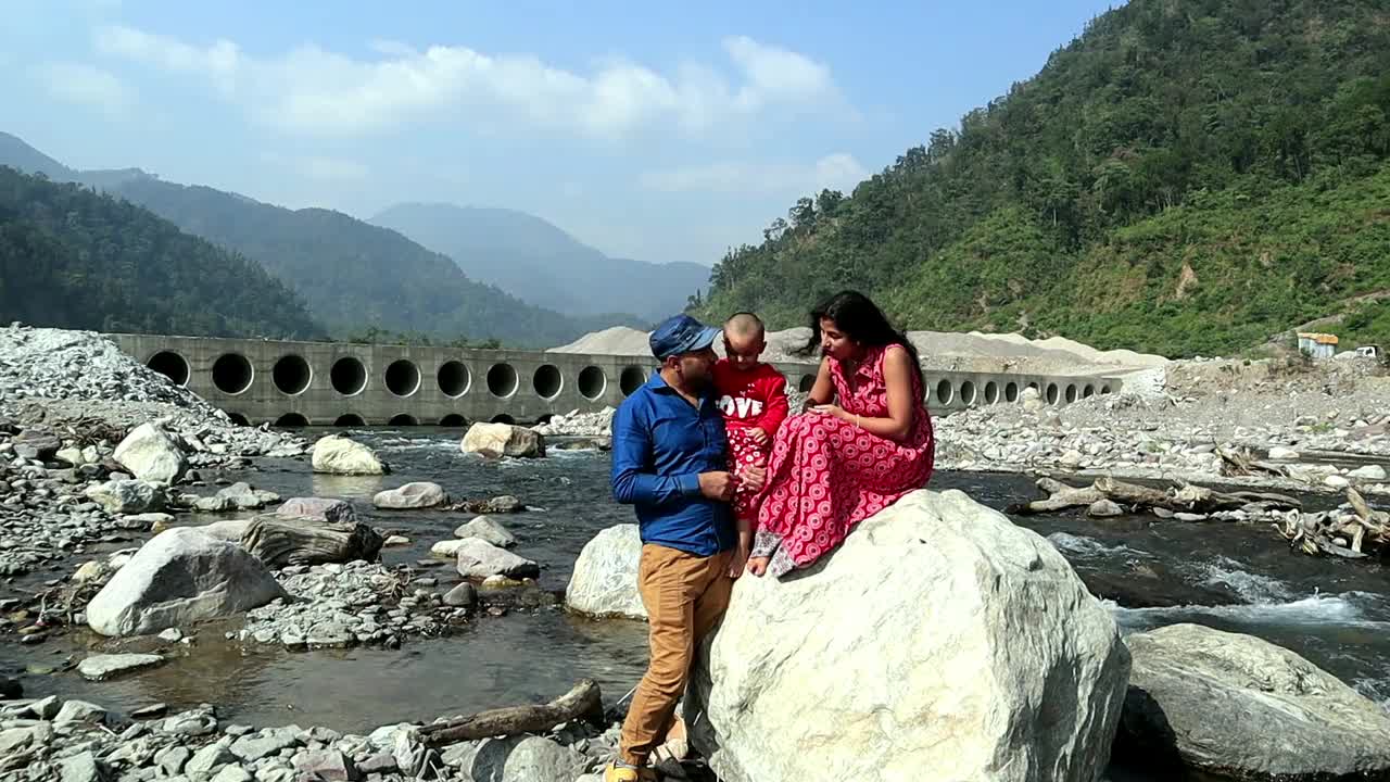 一家人在山上享受新鲜空气，瑞诗凯诗，北阿坎德邦，印度