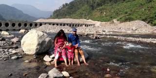 一家人在印度北阿坎德邦瑞诗凯诗的恒河山上玩流水