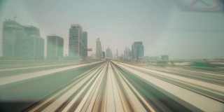 阿联酋迪拜的地铁。FPV POV在快速驱动运动。模糊运动的无人驾驶地铁。阿联酋未来城市的天际线。长曝光延时，延时，延时，迪拜地铁。hyperlapse隧道