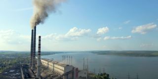 鸟瞰图的煤电厂高管道与黑烟囱污染的大气。电力生产与化石燃料的概念