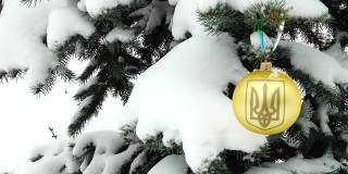户外圣诞树上挂着乌克兰国徽的圣诞装饰