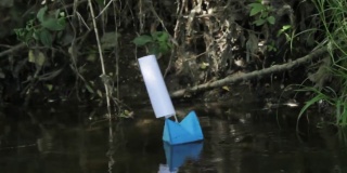 纸船在小湖上漂流