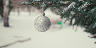 下雪时，圣诞树树枝上的白色球