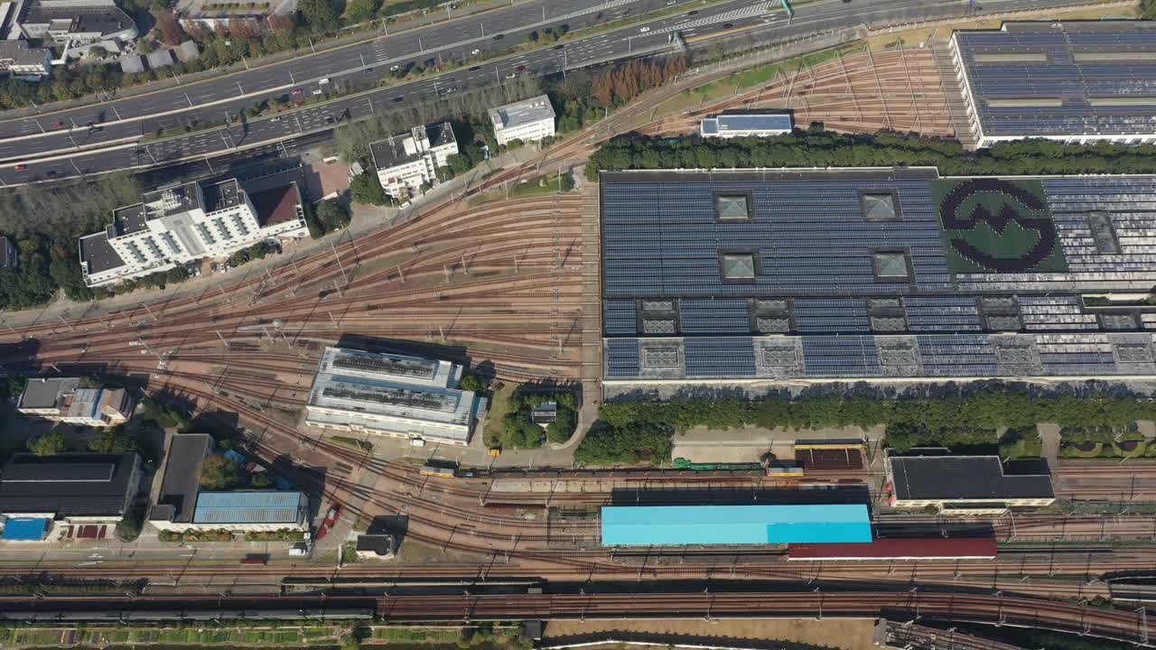 实时/屋顶太阳能系统在上海。太阳能电池板上的上海地铁站建筑屋顶，鸟瞰图