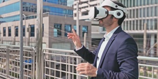 年轻的商人使用虚拟现实耳机在城市户外工作。