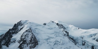 勃朗峰全景。被冰山和雪覆盖的尖峰