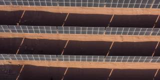 空中景观的太阳能电池板纹理作为光伏能源系统在沙漠的热量太阳。作为可再生能源的清洁能源系统的模式镜头。可持续的太阳能电池板农场效率绿色生态能源