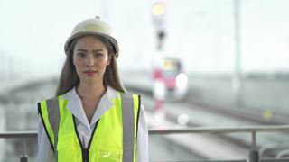 女工程师在火车站双臂交叉的肖像视频素材模板下载