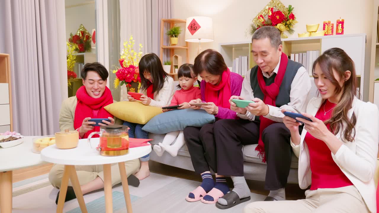 亚洲家庭玩手机游戏
