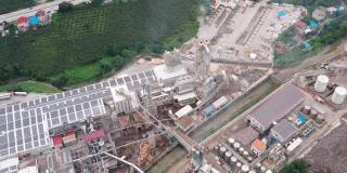 无人机拍摄的锯木厂工厂和吸烟的4K鸟瞰图