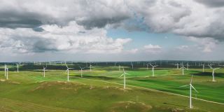 T/L鸟瞰图，草原上的风力涡轮机农场