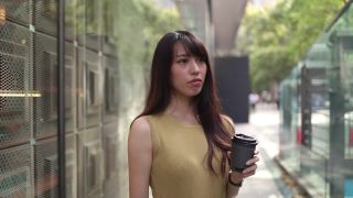 城市里穿黄衣服的女人在喝咖啡视频素材模板下载