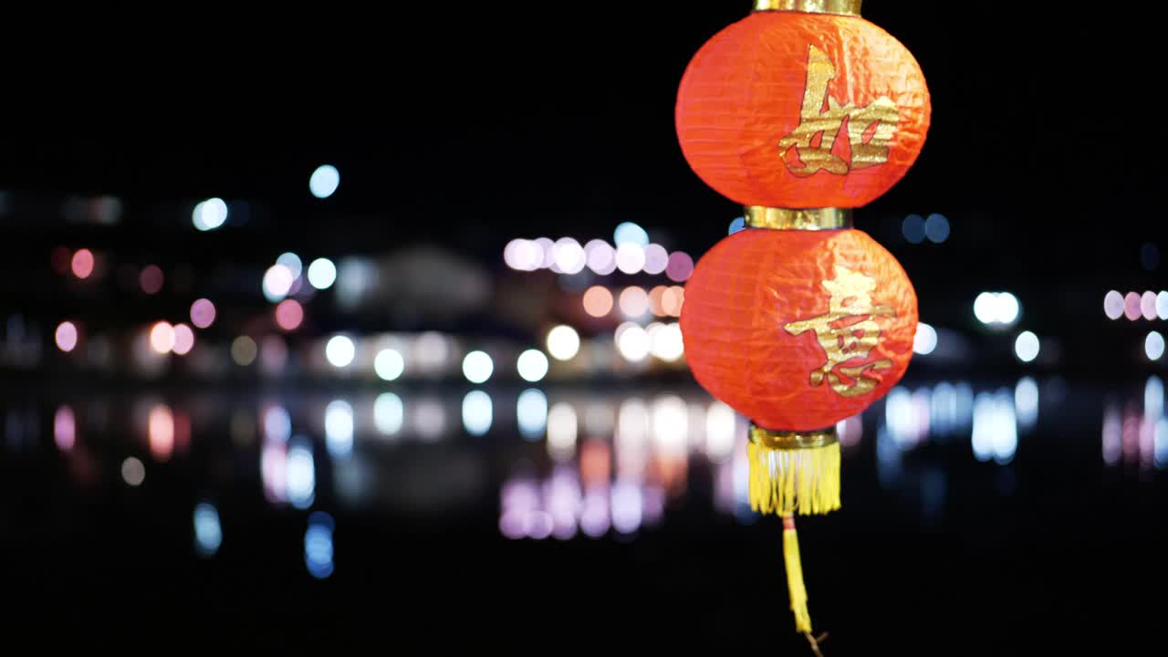 日本手工纸灯笼与城市散景的夜晚