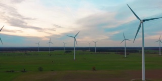 在美丽的多云天空上俯瞰发电风车农场。风力涡轮机为可持续发展提供清洁的可再生能源