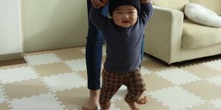 亚洲婴儿练习走路的肖像