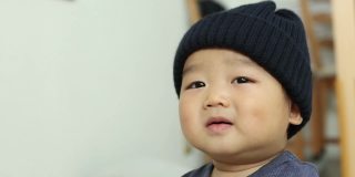 11个月大的亚洲婴儿经常微笑的肖像。