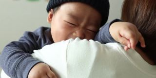 11个月大的亚洲婴儿经常微笑的肖像