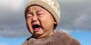 11个月大的亚洲婴儿大声哭泣的肖像