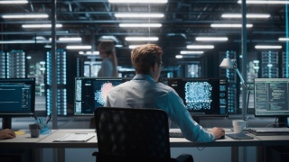 高技术数据中心服务器控制:IT专家管理员在计算机上工作，屏幕高级显示大数据AI分析。网络服务，云计算，分析设施，网络安全视频素材模板下载