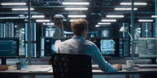 高技术数据中心服务器控制:IT专家管理员在计算机上工作，屏幕高级显示大数据AI分析。网络服务，云计算，分析设施，网络安全