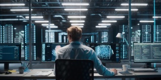 高科技数据中心服务器控制:IT专家管理员在计算机上工作，屏幕显示先进的大数据人工智能分析。网络服务，云计算，分析设施，网络安全